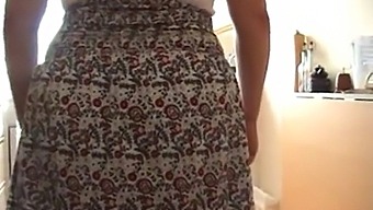 Vovó Britânica Oferece Vista De Upskirt E Dinheiro Para Cheirar Calcinhas