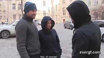 Un Uomo Senza Soldi Permette Al Suo Attraente Partner Di Fare Sesso Con Un'Altra Persona Per Soldi, Con Scopate Hardcore E Un Trio