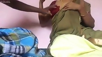 Video Fatto In Casa Del Proprietario Di Una Cameriera Che Tortura Il Suo Seno E I Suoi Capezzoli