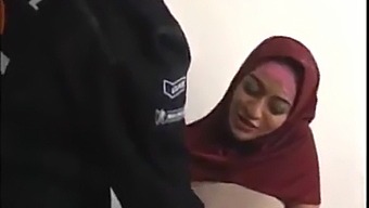Milf Árabe Seduz E Fode Um Homem Mais Jovem Em Vídeo Hd