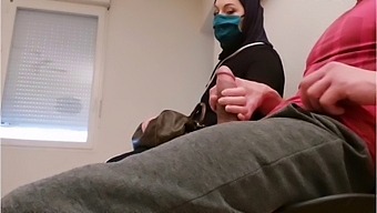 Lstivý Lékař Nainstaluje Do Své Vyšetřovny Skrytou Kameru A Odhalí Svého Promiskuitního Muslimského Manžela A Dobře Vybaveného Francouze
