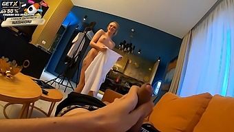 Optagelsen Af En Pornovideo Med Rigtige Skuespillerinder - Mila Ray Giver Kameramanden Et Blowjob