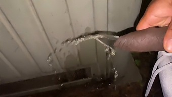 Žena Na Ulici Je Navržena, Aby Se Vystavila A Močila Na Veřejnosti