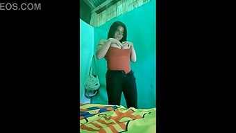 Nadržená Zralá Žena Touží Po Sexu A Ukazuje Svou Prsatou Postavu V Domácím Videu Orgií