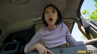 Ruský Taxikár Šuká Hanblivú Tínedžerku S Krátkymi Vlasmi V Hardcore Stretnutí