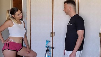 Zvedavý Sused Prichytí Amatérsky Pár Pri Čine.