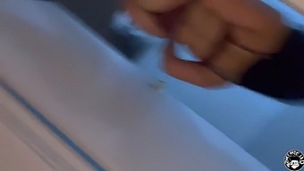 Linda Dona De Casa Brasileira Faz Um Boquete Para Um Jovem Enquanto Seu Marido Está Fora.