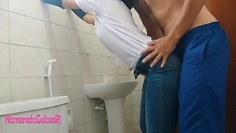 To Kolleger Hengiver Sig Til En Hemmelig Affære Med Lidenskabelig Sex På Toilettet.