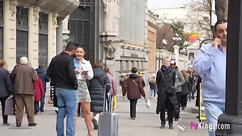 Nuria Millan Si Užíva Zvádzanie Cudzincov Na Ulici Pre Intenzívne Sexuálne Stretnutia