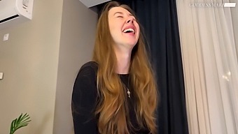 Bývalý Spolužiak Sa Stretáva A Ponižuje Beta Loser