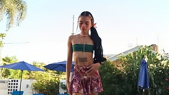 Una Principessa Minuta E Un Mostro Colossale Si Impegnano In Intensi Incontri Sessuali