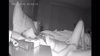 Gadis Yang Polos Memuaskan Dirinya Sendiri Dengan Jari-Jarinya Di Kamera Tersembunyi