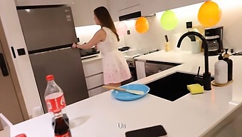 Amatérske Video Zakázanej Vášne So Zrelou Ženou V Roleplay Scenári.