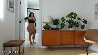 Mi Chiedevo Se La Mia Coinquilina Sapesse Reggere Il Mio Culo Grosso - Roxanne Roselle